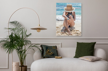 Chica de moda sentado mirando el mar azul en una hermosa tarde