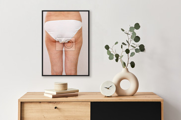 Plakat Starsza kobieta w białych majtkach pokazuje miejsca na ciele na  wymiar • kobieta, ciało, bieliznę •