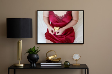 Plakat Woman in red bra lying on a bed. Lace lingerie, female breast na  wymiar • kobieta, łóżko, czerwony •