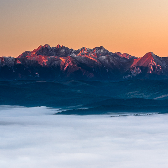 Berge in der untergehenden sonne