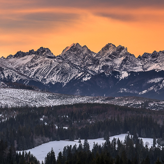 Berge unter orangem himmel