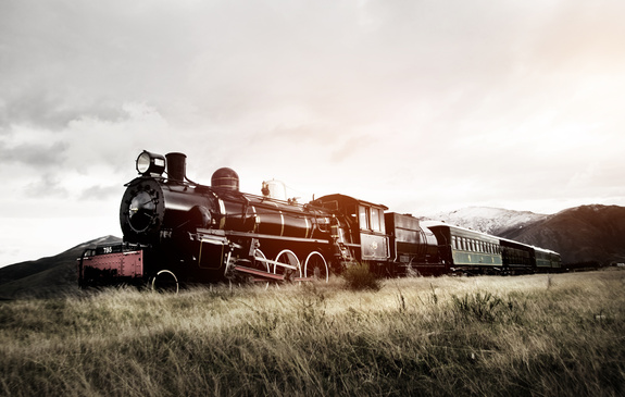 Zug lokomotiven in berglandschaft
