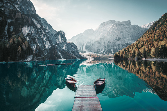 Holzboote und steg auf einem bergsee