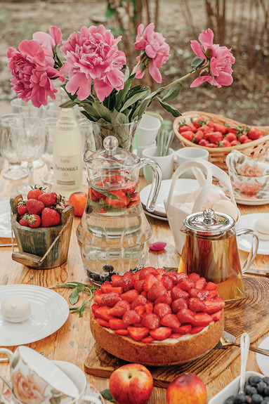 Sommerliches picknick mit blumen und früchten