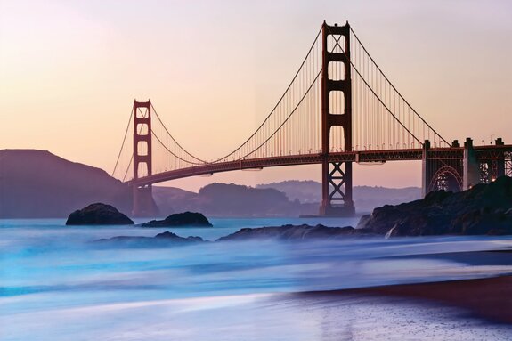Nebliger morgenlandschaft mit blick auf die golden gate bridge