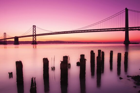 Rosa landschaft mit sonnenuntergang und der golden gate bridge