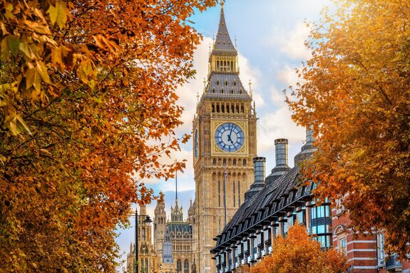 Herbstlandschaft mit blick auf big ben in london