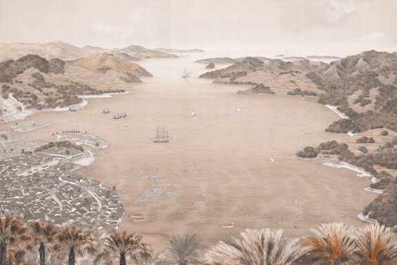 Malerische stadt mit einem bergigen horizont am meer