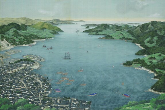 Malerische küstenstadt mit bergen im hintergrund