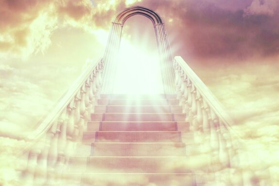 Treppen, die zu einem tor mit licht führen