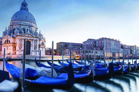 Venezianische gondeln vor beleuchteter kathedrale