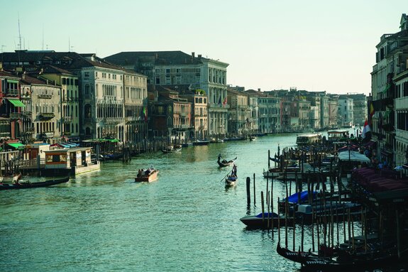 Venezianischer kanal umgeben von steinernen gebäuden