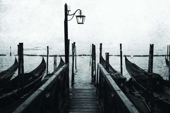 Landschaft von venedig am morgen mit nebel und gondeln