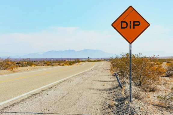 Straße mitten in der wüste mit bergen im hintergrund