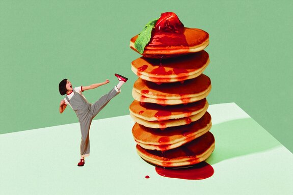 Frau, die pfannkuchen nach oben wirft