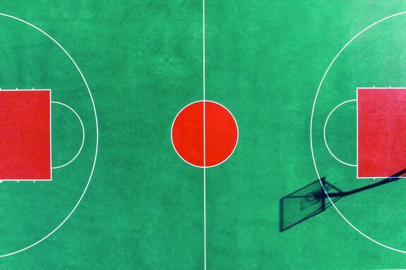 Sportliches basketballfeld