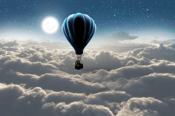 Elefant in einem ballon, der über den wolken schwebt