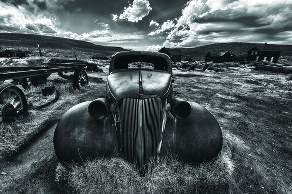 Schwarzweiß-foto eines autowracks