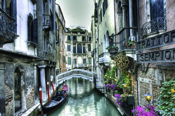 Brücke zwischen häusern mit einer gondel