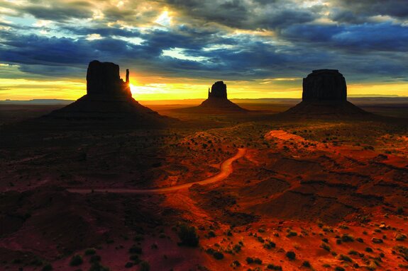 Sonnenuntergang in der wüste mit klippen
