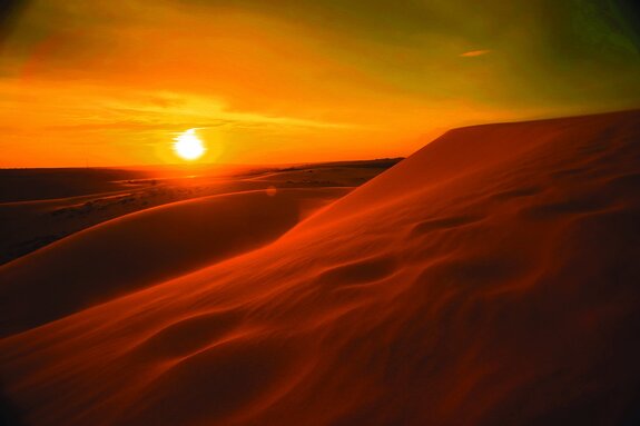 Wüstenlandschaft bei sonnenuntergang