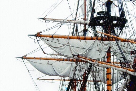 Segel eines großen schiffes auf weißem hintergrund