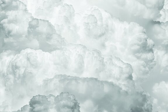 Weiß-graue wolken im skandinavischen stil