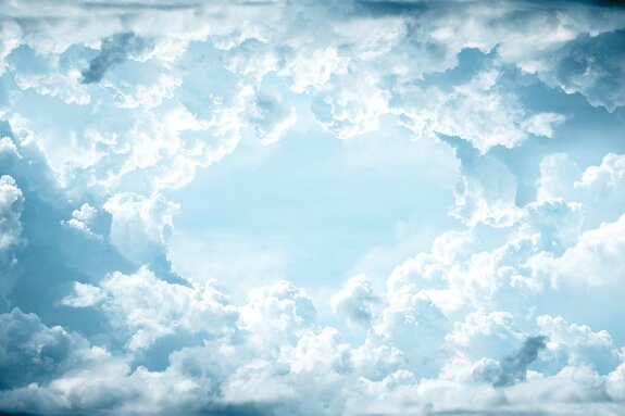 Dichte wolken am blauen himmel