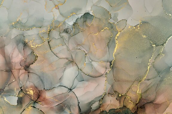 Marmorierter hintergrund im aquarellstil mit goldenen verzierungen