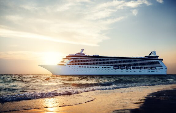 Eine yacht auf see vor der untergehenden sonne