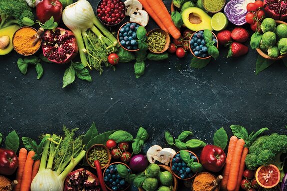 Verschiedene gemüse und obst mit samen