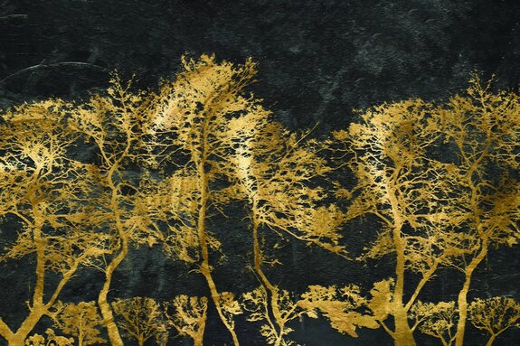 Geschmückte goldene bäume an einer schwarzen mauer