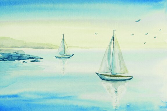 Segelboote auf einem see zwischen bergen und vögeln