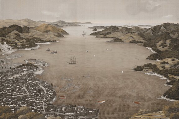 Blick auf eine küstenstadt, umgeben von bergen