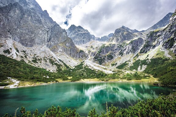 Malerische landschaft mit einem bergsee