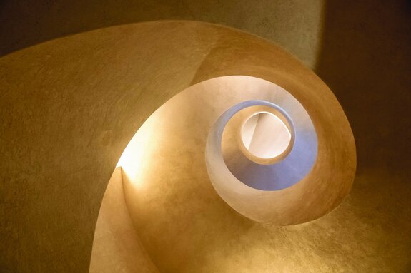 Betontreppe mit spirale und tunnelmotiv