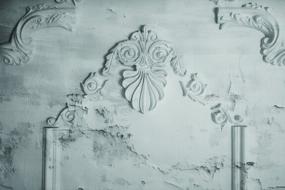 Stuck auf rissigem grauem beton