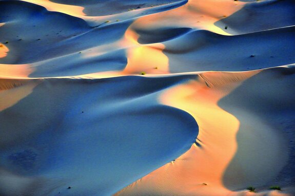 Wüstensand mit sonnenstrahlen