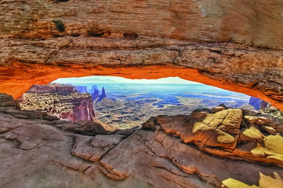 Felsklippen mit blick auf die wüste