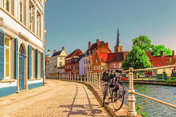 Charmante stadt am kai des wasserkanals