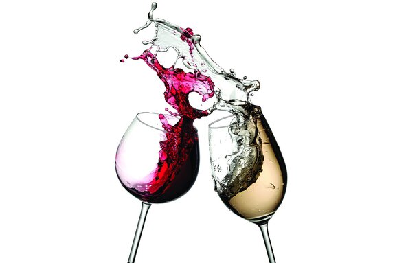 Glas mit weißem und rotem wein