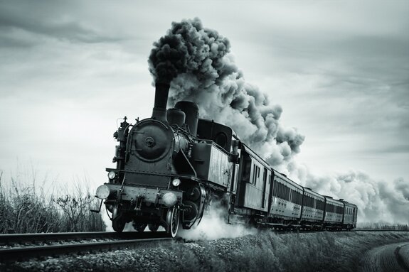 Schwarz-weißes foto einer fahrenden dampflokomotive