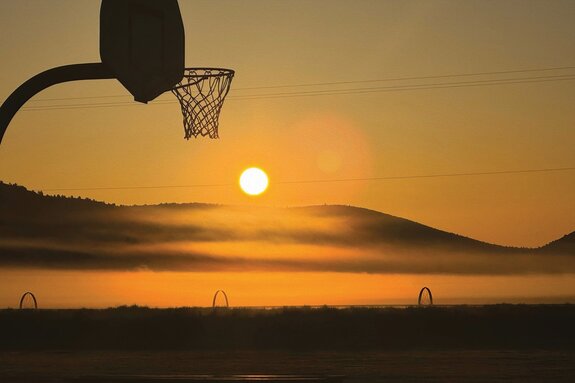 Basketballplatz bei sonnenuntergang