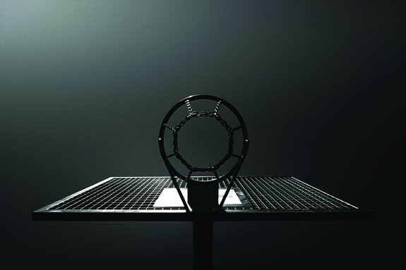 Schwarz-weißes foto eines basketballkorbs