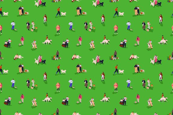 Frauen und männer mit hunden beim spaziergang