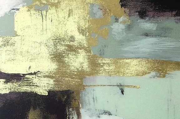 Betonwand mit goldener verzierung