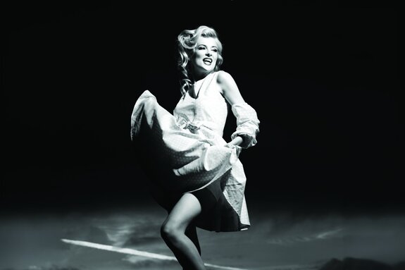 Schwarzweißfoto einer frau in einem kleid im monroe-stil