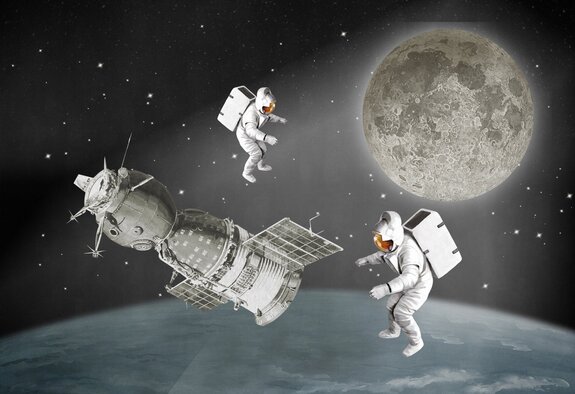 Kosmonauten in der umlaufbahn vor dem mond