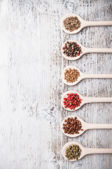 Holzlöffel mit gewürzen