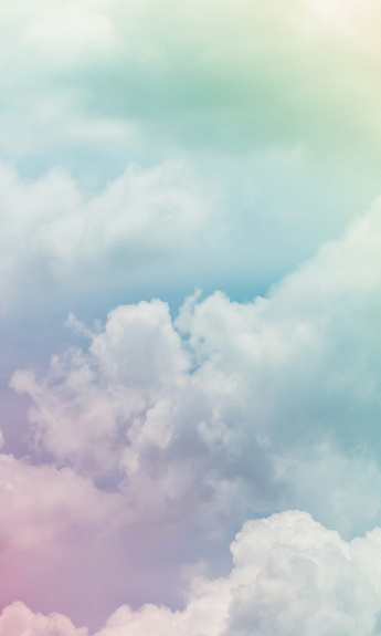 Bunte wolken in rosa- blau- und grüntönen